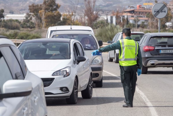Cinco detenidos y 900 multas por saltarse el confinamiento este fin de semana