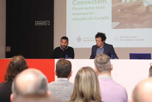 Educació inicia el repartiment de més de 600 tauletes entre els escolars de Castelló