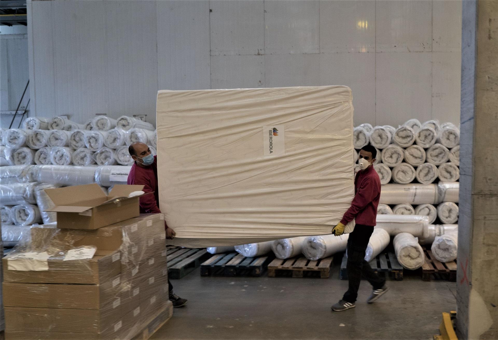 Iberdrola refuerza la electricidad del hospital de campaña de València y dona 20 camas y mil mantas