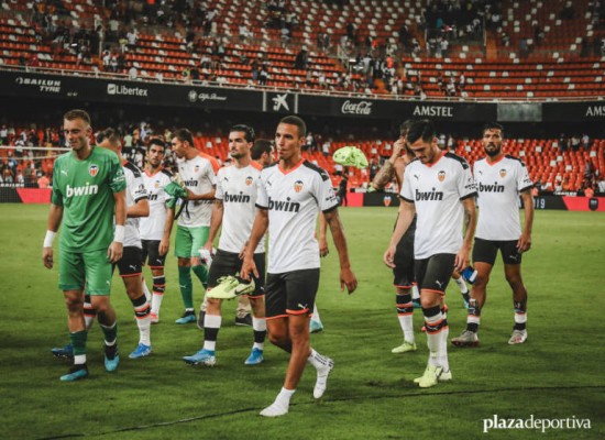 El Valencia plantea a la plantilla una reducción salarial del 20% si no hay liga y 10% si se reanuda