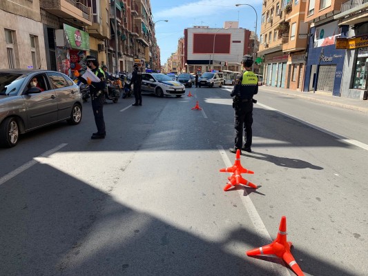 La Policía Local de Alicante cierra los parques caninos para evitar reuniones y riesgo de contagios