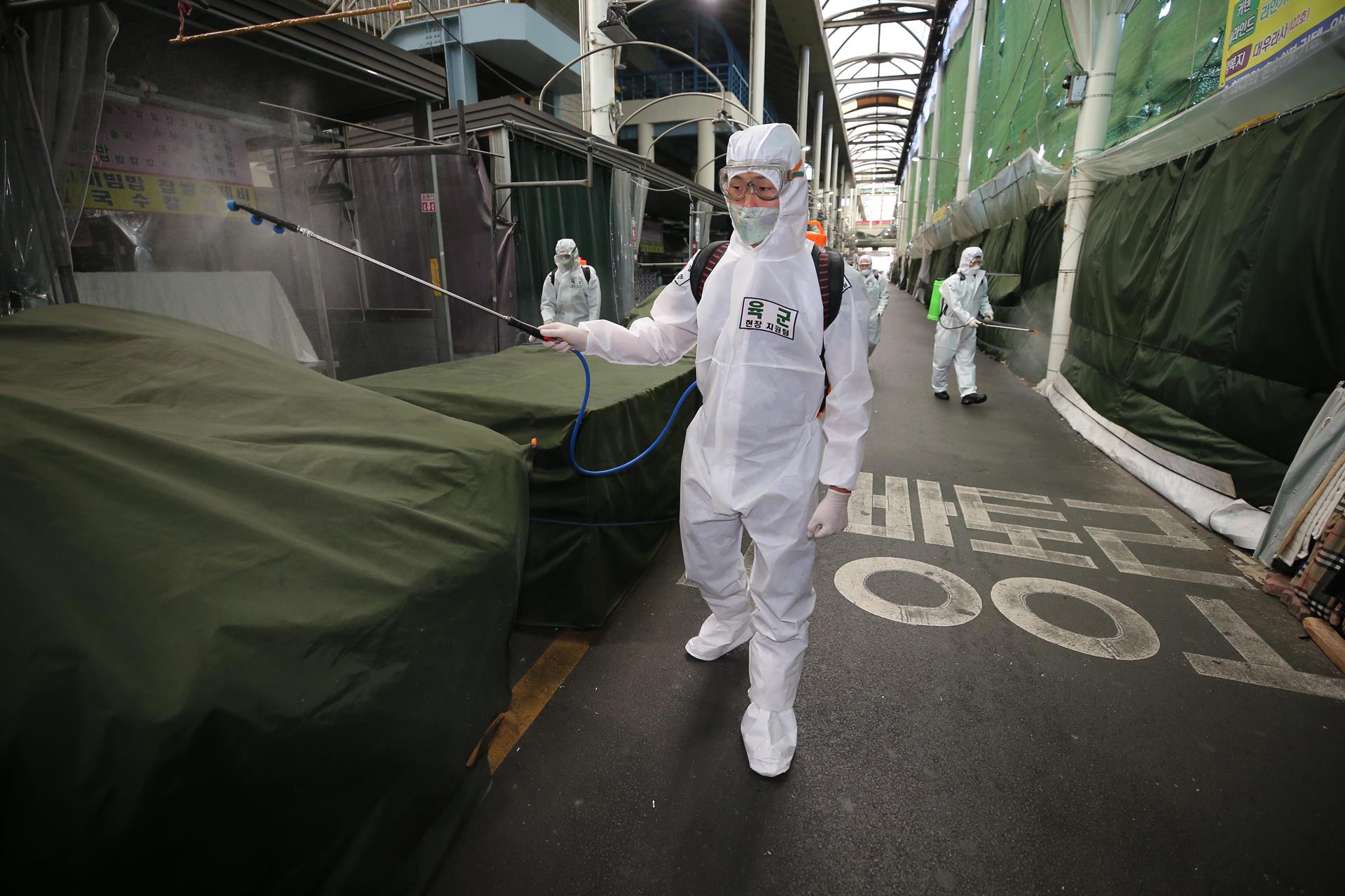 Desinfección en un mercado de Daegu (Corea del Sur). Foto: YNA/dpa - 