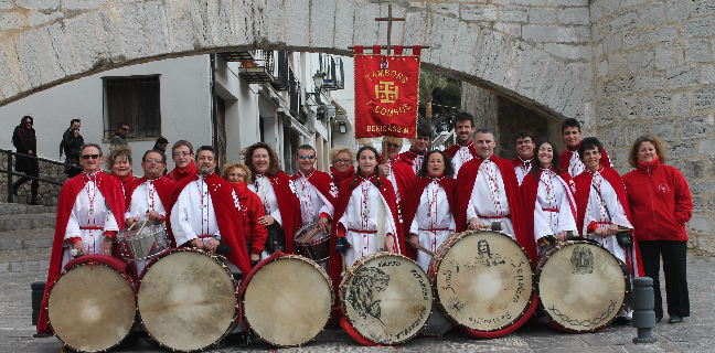 Benicàssim traslada el sonido de la Semana Santa a los balcones e insta a seguir las misas por Internet