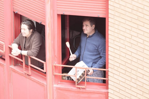Tamborada desde ventanas y balcones para celebrar la Semana Santa en Vila-real
