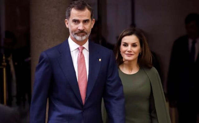 Los Reyes se interesan por cómo lleva el hospital de la Arrixaca la crisis del coronavirus