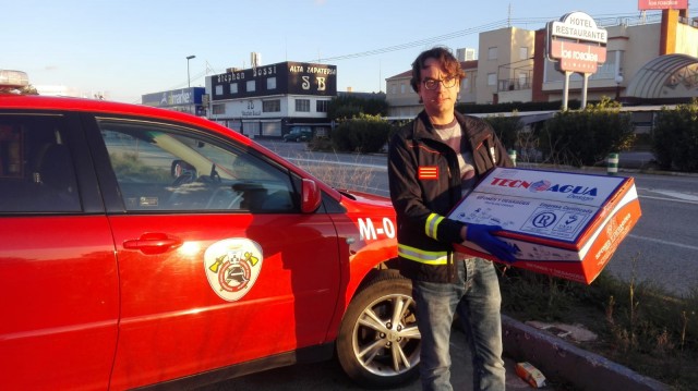 Los bomberos de Alicante producen y distribuyen un millar de pantallas protectoras en una semana