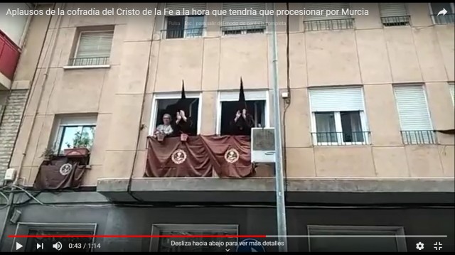 Música, aplausos y nazarenos en las ventanas en homenaje a la procesión del Santísimo Cristo de la Fe  