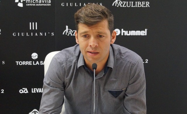 Dealbert dona su camiseta del ascenso a Banco de Alimentos Castellón para someterla a subasta