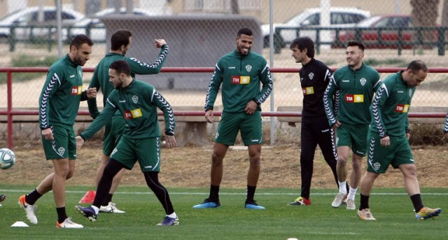 Nueve jugadores y Pacheta deberán ampliar contrato si Liga se amplia a julio