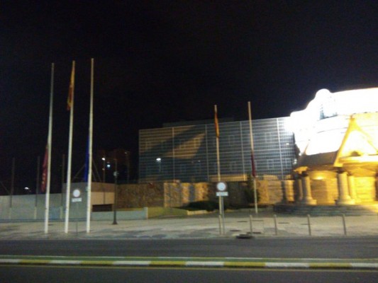 Oleada de críticas a la Asamblea por un tuit sobre las banderas a media asta que tachan de 