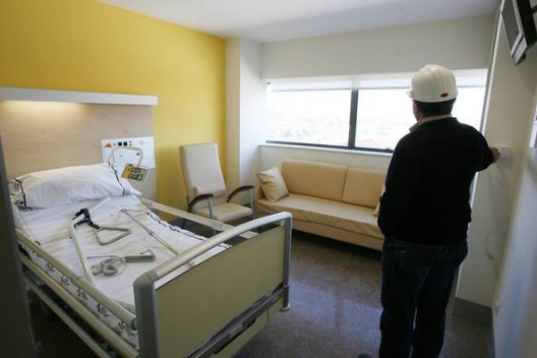 Sanidad instala centenares de nuevas camas en las habitaciones de 20 departamentos de Salud