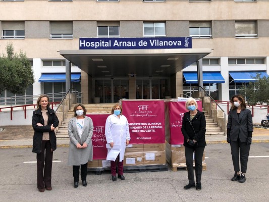 Hortensia Herrero entrega un millón de mascarillas a hospitales valencianos