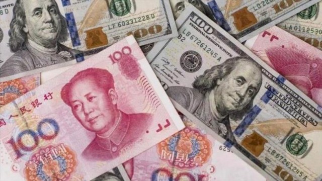 El yuan chino pierde comba con el dólar