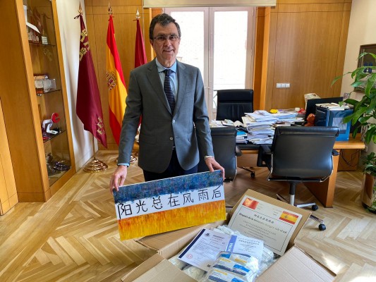 Un puente solidario entre China y Murcia: 4.000 mascarillas llegan desde Nanning