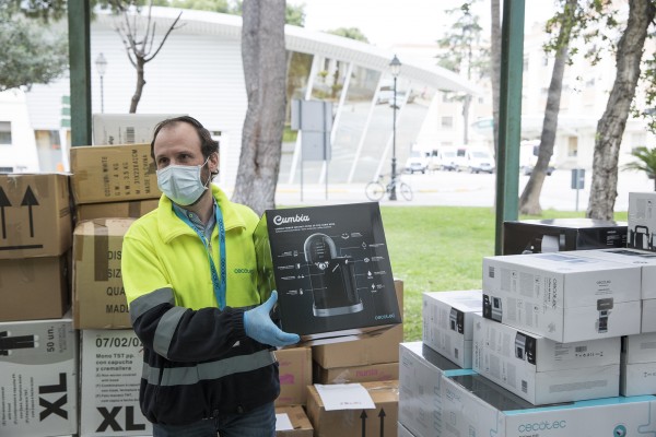 Cafeína para los sanitarios: Cecotec dona cafeteras, microondas y ollas para los hospitales valencianos  