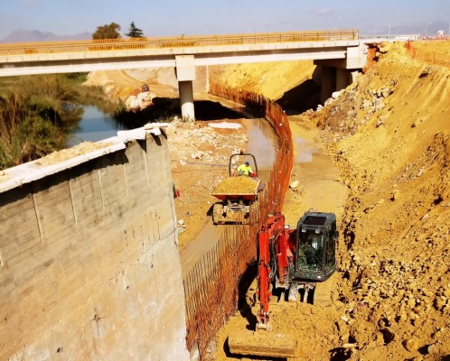 La bajada del caudal del río permite continuar con las obras de reparación de la mota en Almoradí