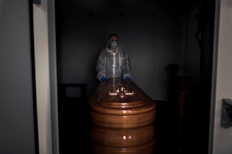 Las empresas de ataúdes, al límite por el coronavirus