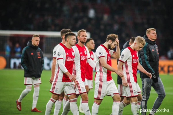 El Ajax critica a la UEFA por alentar la reanudación de las competiciones
