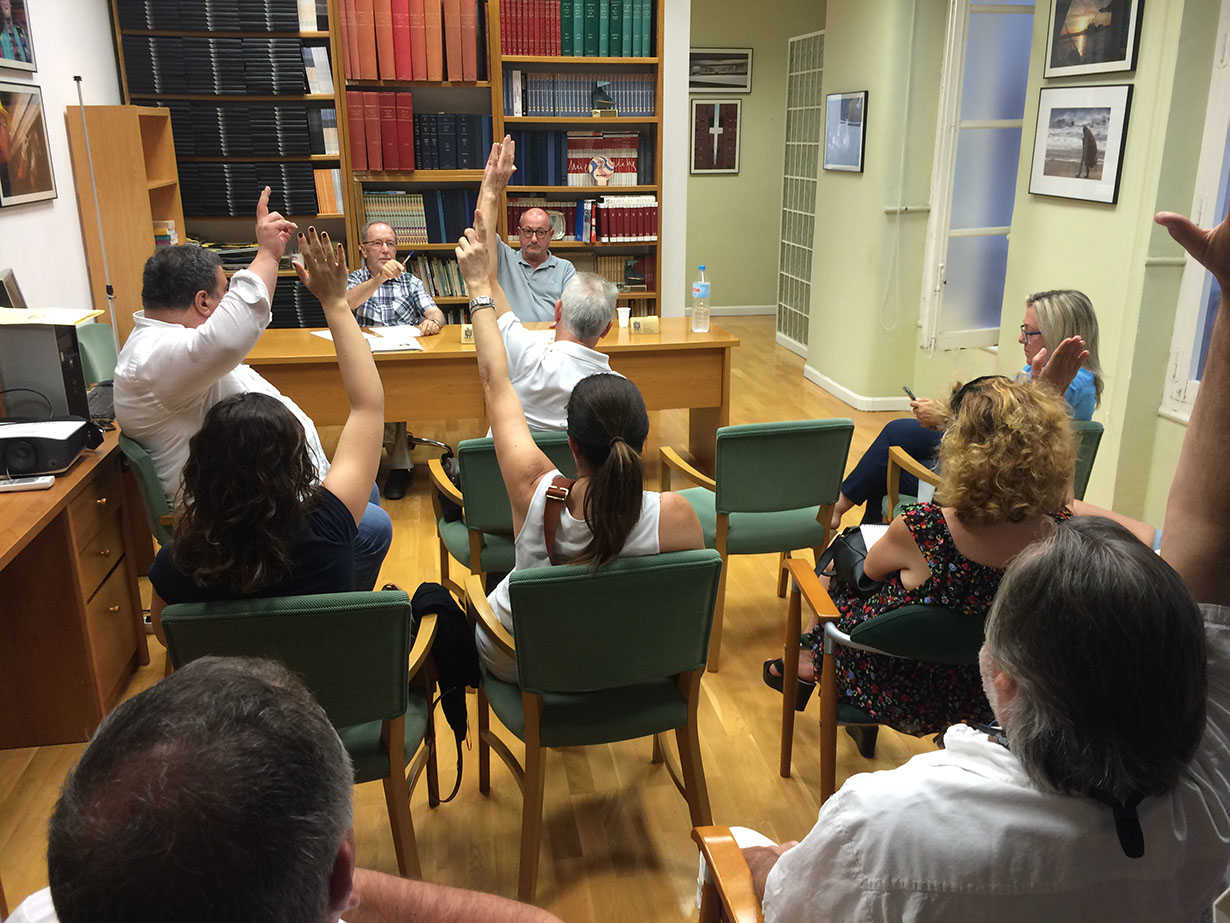 Los asociados durante la votación en asamblea. - 