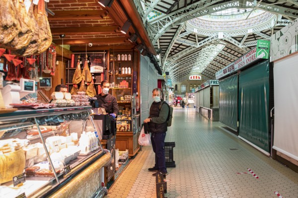 El pequeño comercio del centro de València: esencial sí, pero sin ventas
