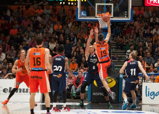 El Valencia Basket vence al Charleroi e igual su mejor arranque histórico