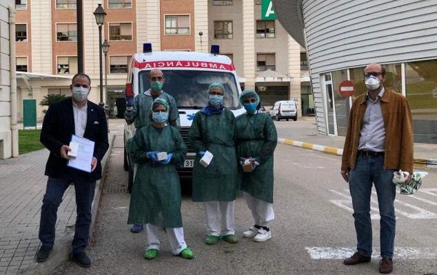 Enfermeros conectan a familiares y pacientes con coronavirus mediante móviles donados por la UPV