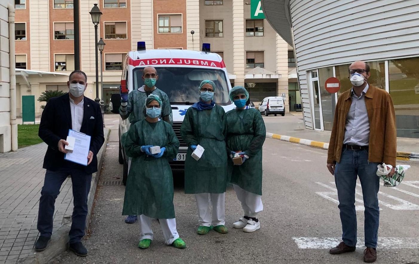 Enfermeros conectan a familiares y pacientes con coronavirus mediante móviles donados por la UPV