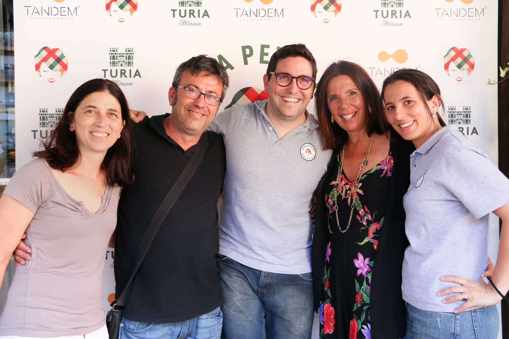 Doña Petrona sopla las velas entre amigos