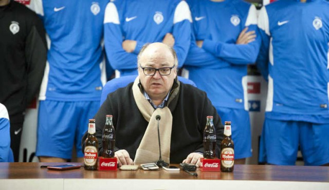 Sin entrenador ni fichajes