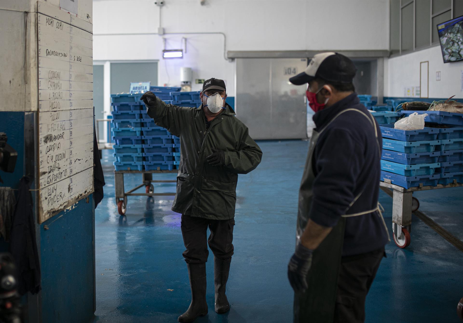 Montero avanza que este martes llegarán 2 millones de mascarillas, 18.000 gafas y 63.000 batas