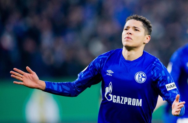 El Schalke sanciona a un jugador por estar de fiesta en un bar en pleno confinamiento