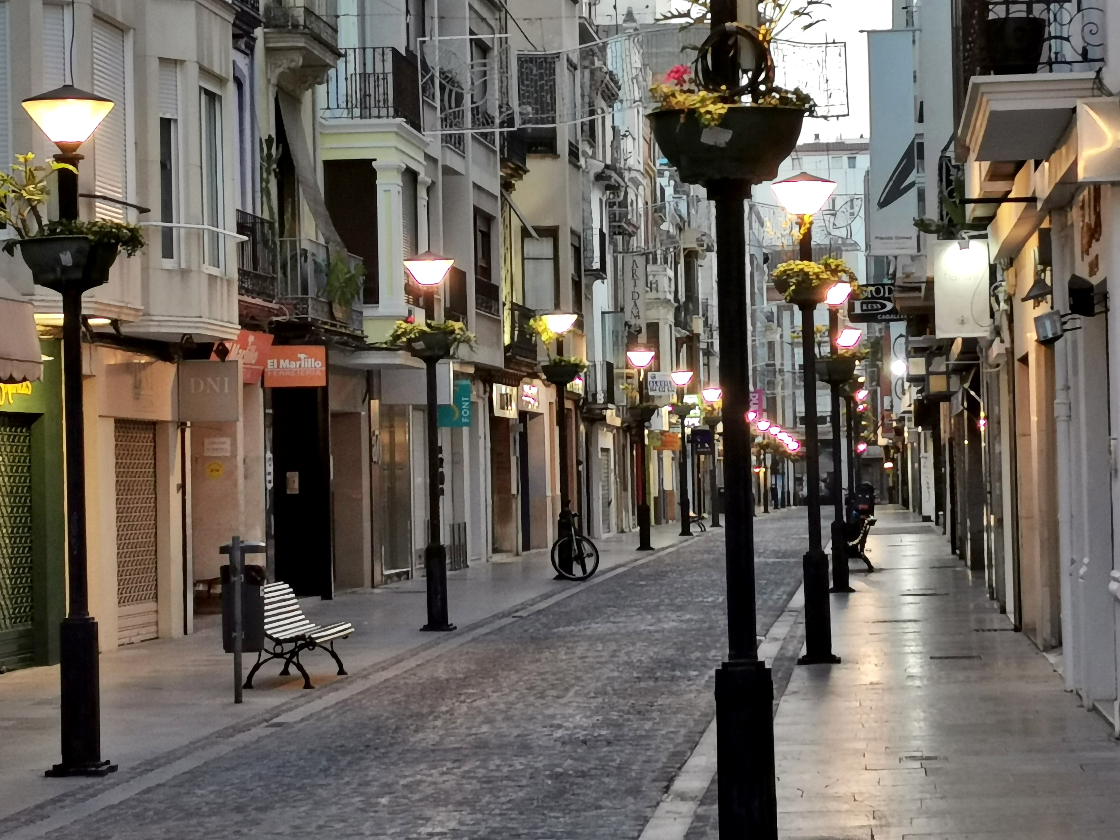 Calle Alloza vacía, en Castelló. (Foto: ANTONIO PRADAS) - 