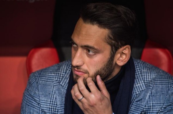Hakan Çalhanoglu llega a Milán para firmar como nuevo jugador rossonero
