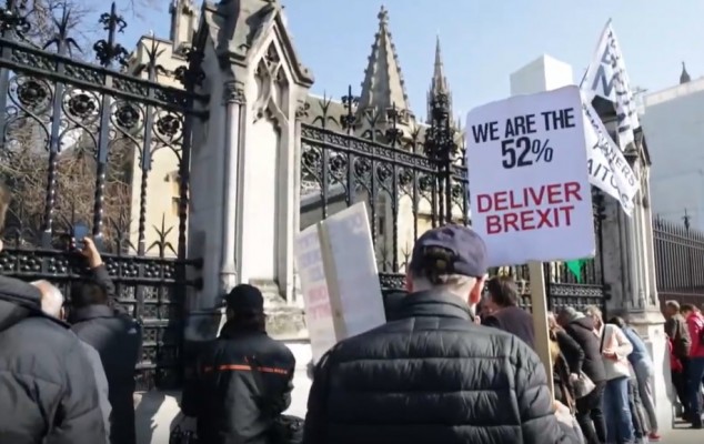 Álex Amorós recoge en 'In or Out' las imágenes del brexit tomadas a las puertas del parlamento inglés