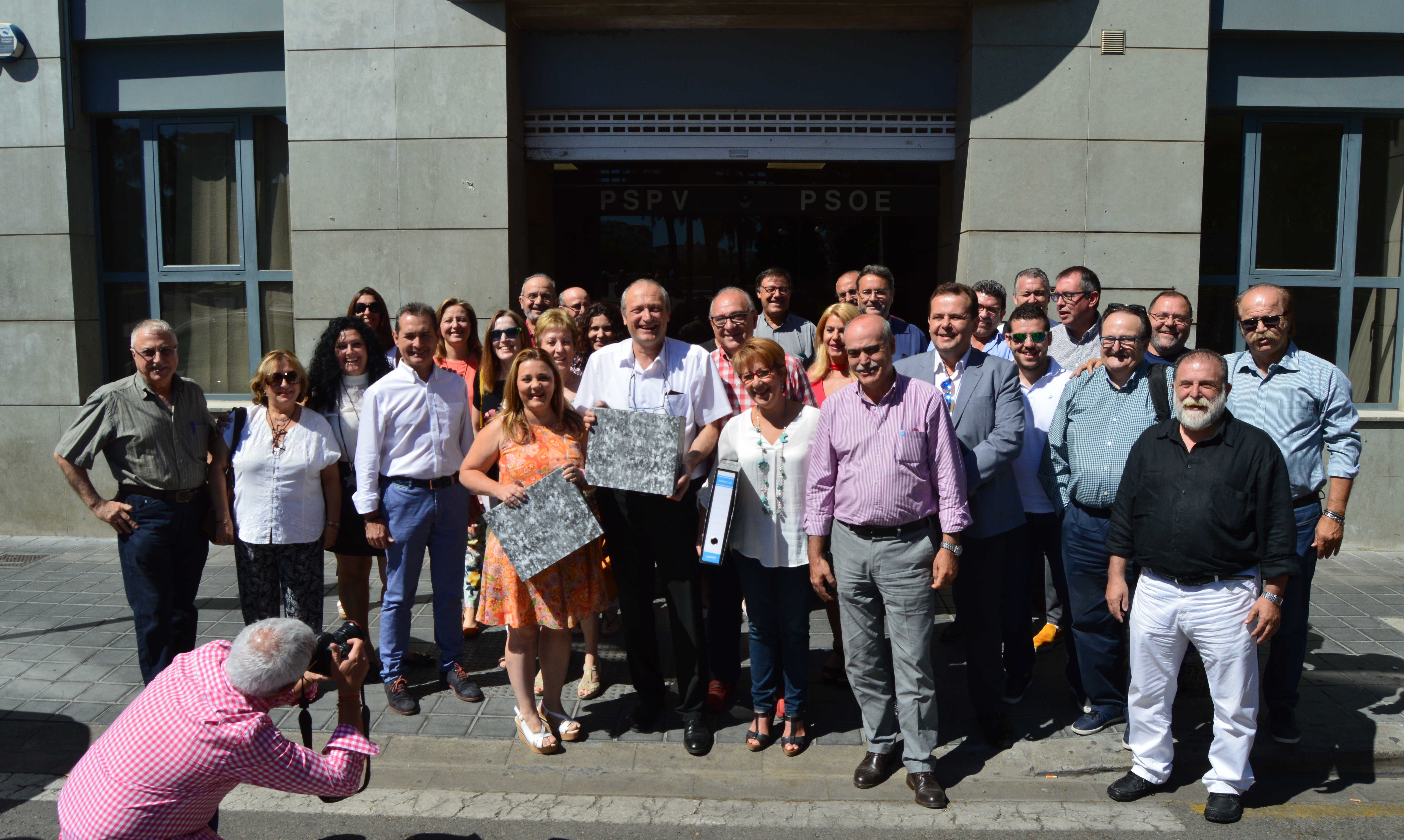 El equipo de la candidatura de Rafa García, al acudir a registrar los avales. - 