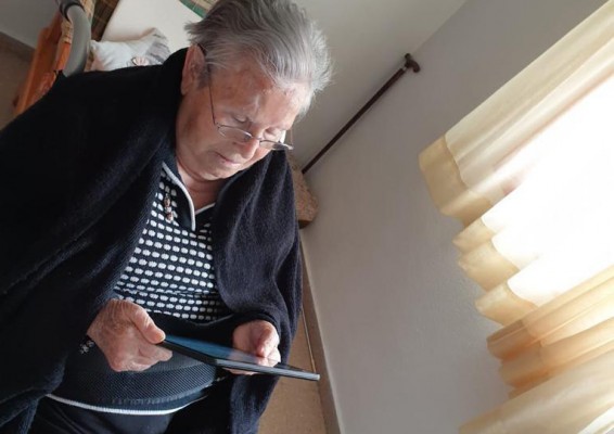Nunca una pantalla significó tanto: así viven los abuelos de la Región el confinamiento