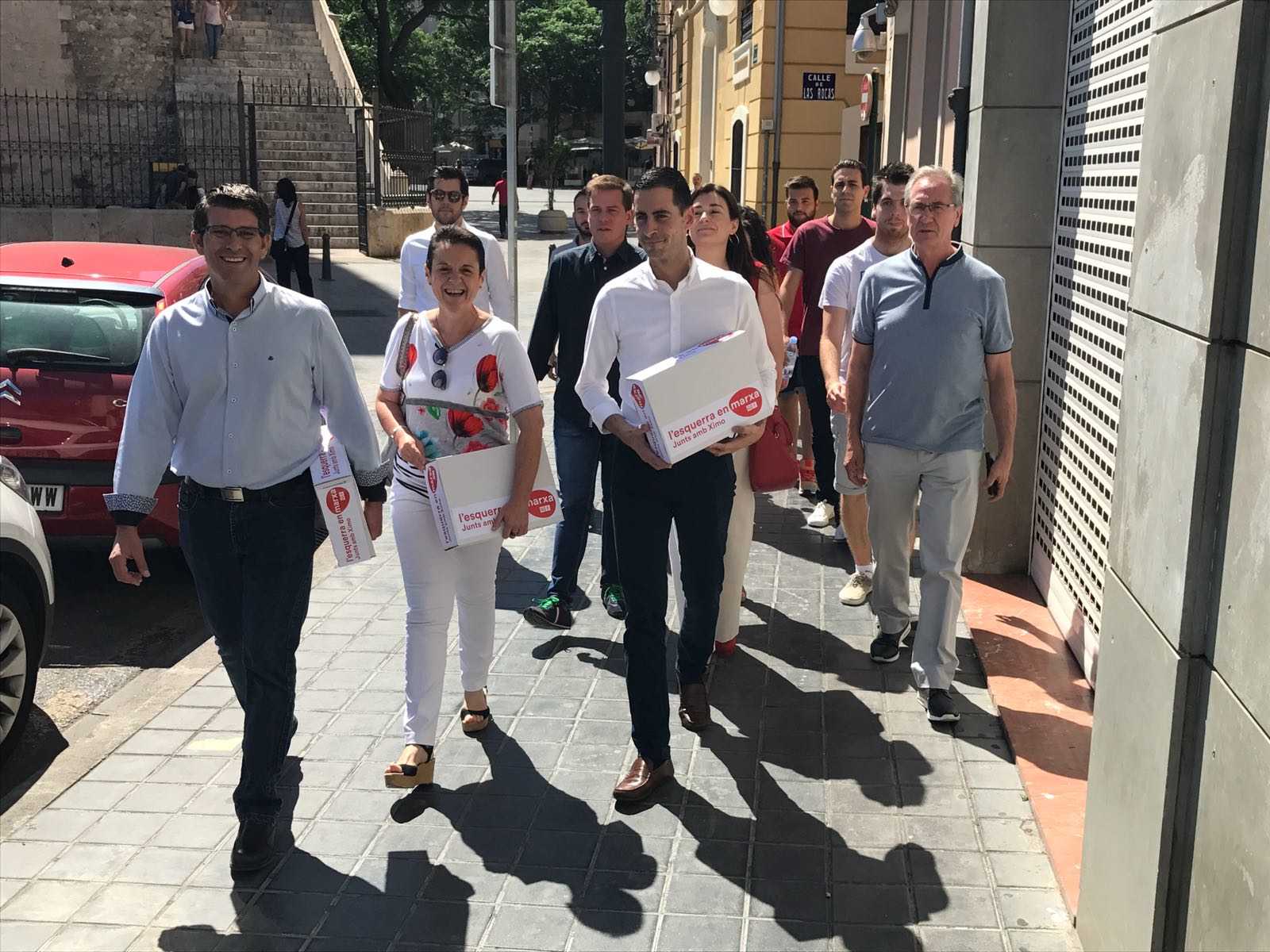 El equipo de la candidatura de Puig, al acudir a registrar los avales. - 