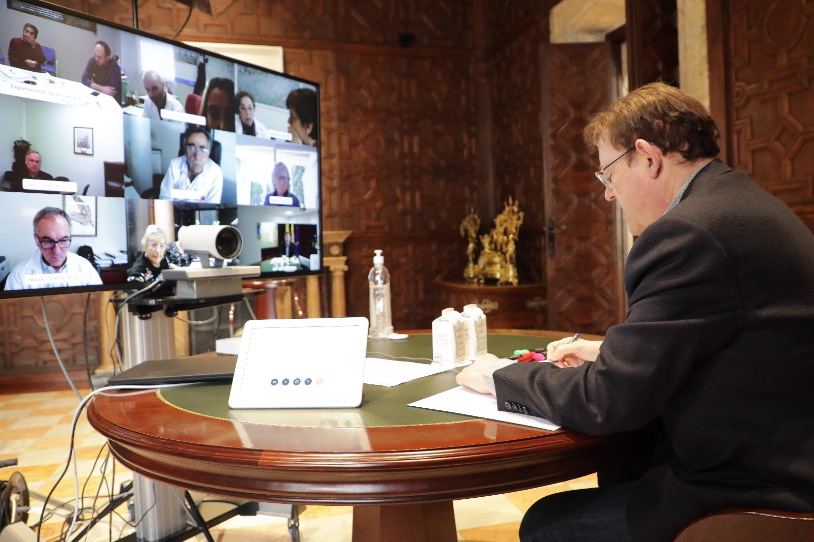 Ximo Puig, durante la videoconferencia con los directores de los hospitales. Foto: Generalitat Valenciana. - 