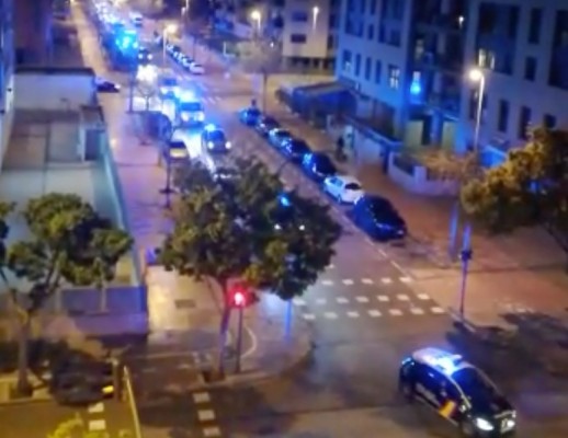 Aplausos y vítores para reconocer la labor de la policía, bomberos y sanitarios en Castelló