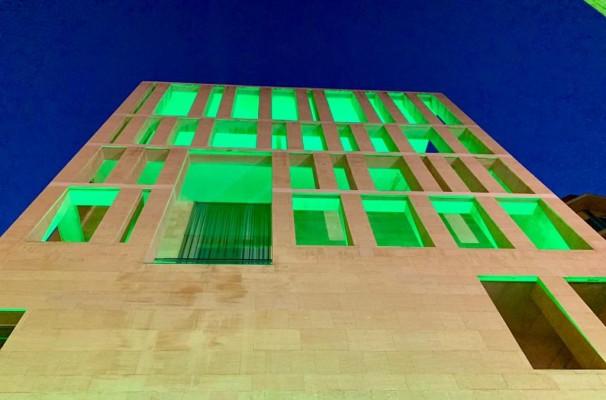Murcia 'viste' de verde sus emblemas para homenajear a los 'héroes del confinamiento'
