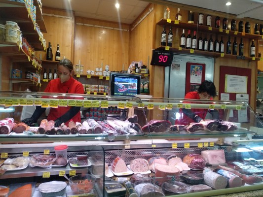 Mercados al pie del cañón: pedidos apilados en los bares mientras el servicio a domicilio se duplica