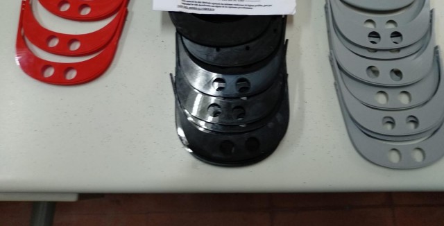 Un grupo voluntario en El Campello urge personal y material para producir mascarillas y viseras
