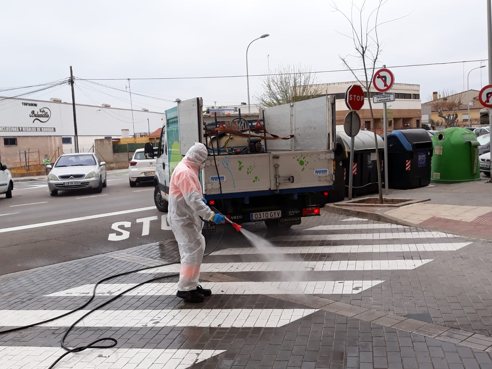 Un equipo de 10 tractores y 6 turbos se une a las labores de limpieza y desinfección en Borriana