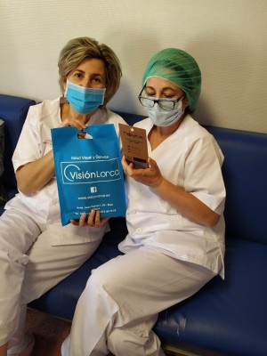 Una óptica de Lorca dona 80 gamuzas antivaho al Hospital Rafael Méndez  