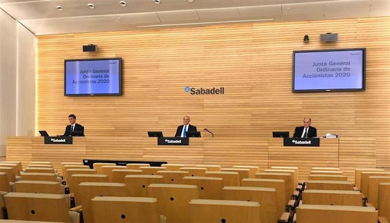 Jaume Guardiola, Josep Oliu y Miquel Roca, durante la junta de accionistas en Alicante. Foto: SABADELL - 