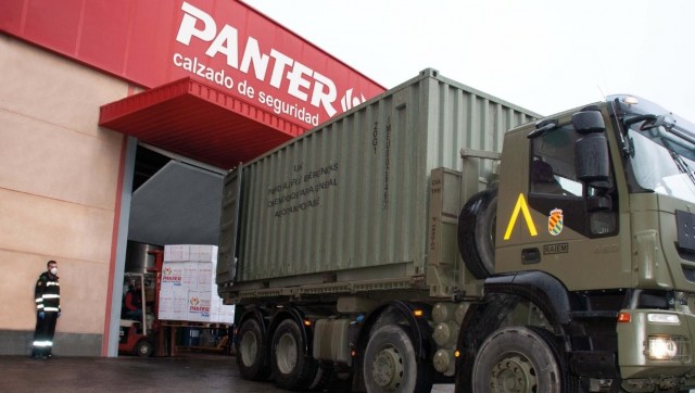 La zapatera Panter entrega 1.300 pares de botas a la UME para facilitar sus trabajos contra la pandemia