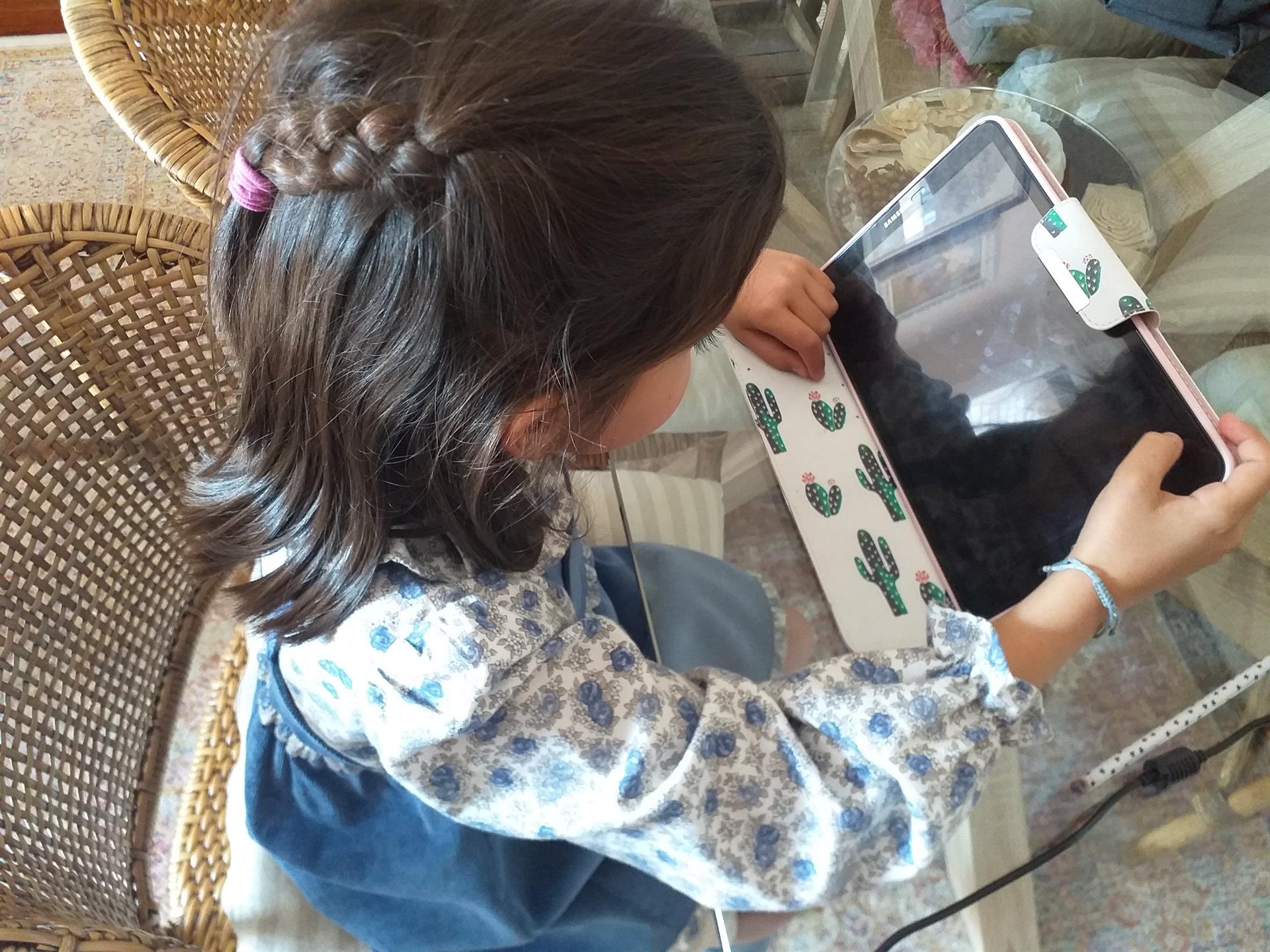 Educación lanza la guía 'Nos quedamos en casa' con orientaciones de psicólogos para familias