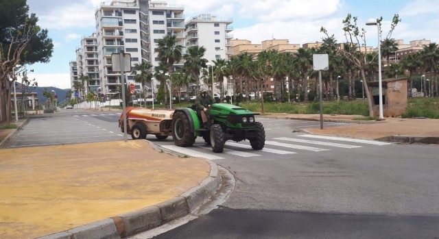 Agricultores de Orpesa colaboran con el Ayuntamiento en la desinfección de calles