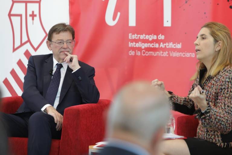 El president de la Generalitat, Ximo Puig, junto a Nuria Oliver. Foto: GVA - 