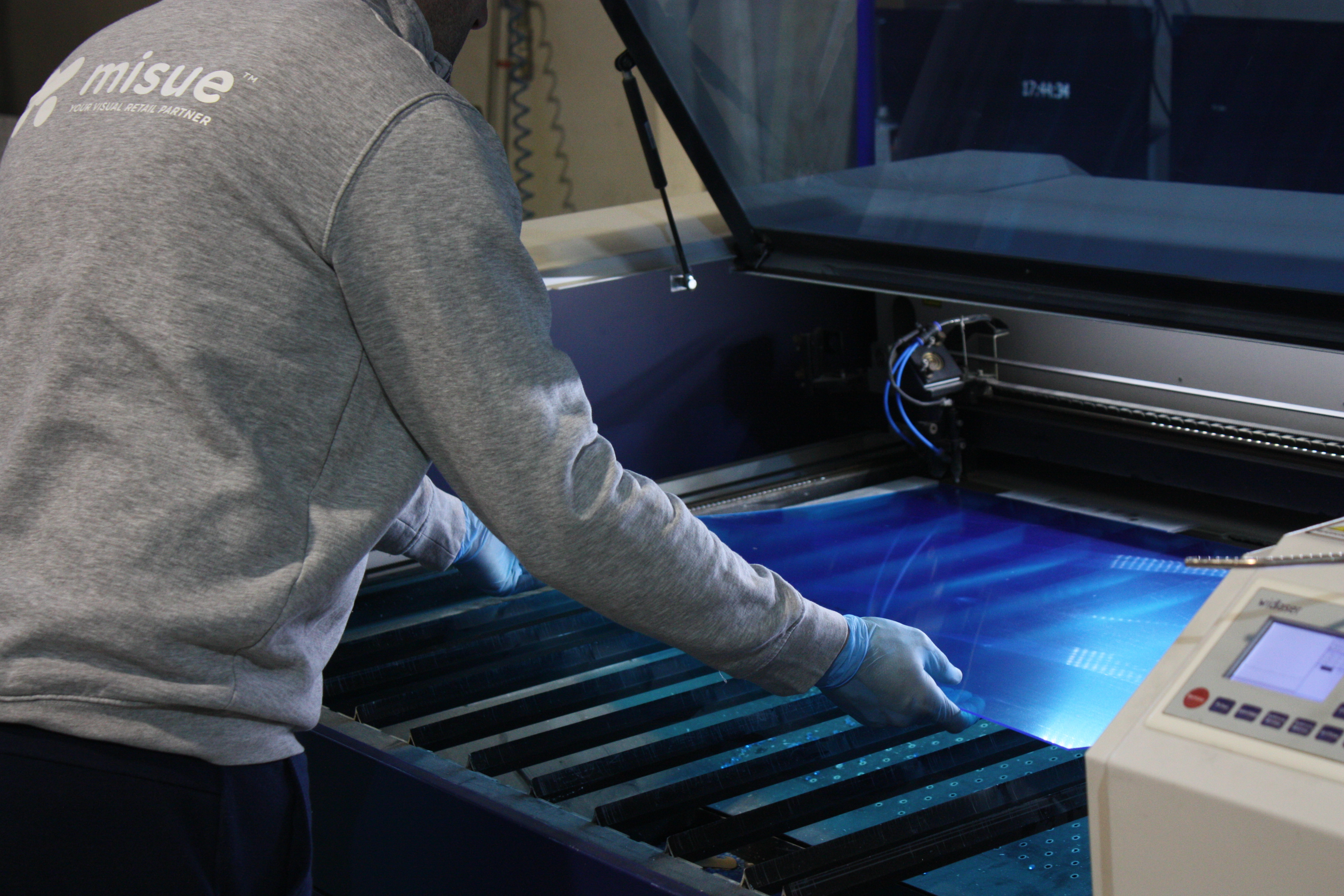 la empresa Misue fabrica mamparas para supermercados y farmacias - 